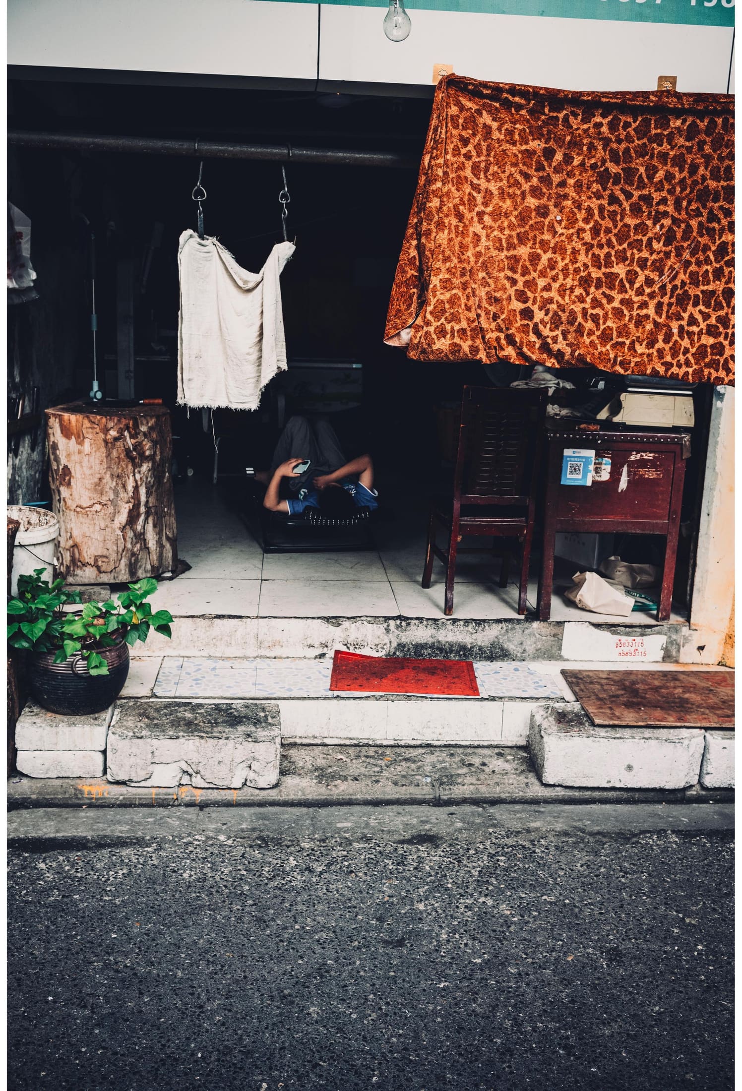 Street frame 137